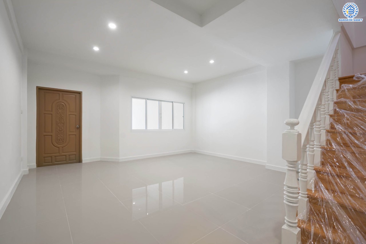 บ้านมือสองตกแต่งใหม่ ม.บัณฑิตโฮม ดอนเมือง เนื้อที่ 22.5 ตร.ว. ฟังก์ชัน 3 ห้องนอน 2 ห้องน้ำ จอดรถได้ 1 คัน บนทำเลศักยภาพ หน้าโครงการติดถนนวิภาวดี ใกล้สนามบินดอนเมือง ฟิวเจอร์พาร์ครังสิต, ม.รังสิต จุดขึ้นทางด่วน "โทลเวย์" และรถไฟฟ้าสายสีแดง "สถานีหลักหก"